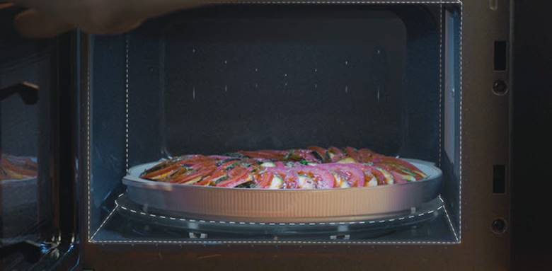 It shows a big dish put in the LG Neochef™.